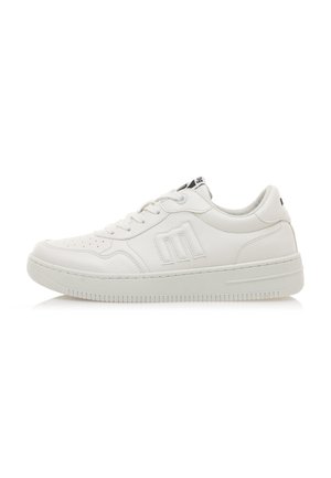 Zapatilla de cuero blanco con un acabado suave, puntera redonda, cierre con cordones, cuello acolchado y suela de goma texturizada. Presenta acentos de logo.