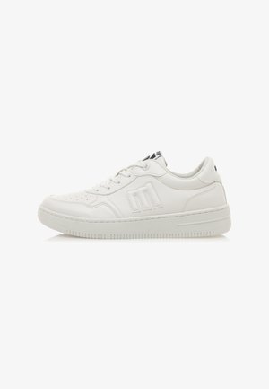 Zapatilla de cuero blanco con un acabado suave, puntera redonda, cierre con cordones, cuello acolchado y suela de goma texturizada. Presenta acentos de logo.