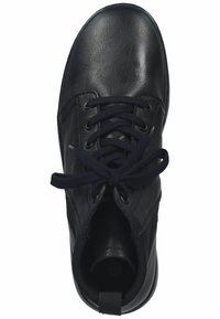 Zapato negro de piel tipo botín con textura lisa, puntera redonda y diseño tradicional con cordones, que incluye cordones oscuros y una lengüeta en la parte trasera.