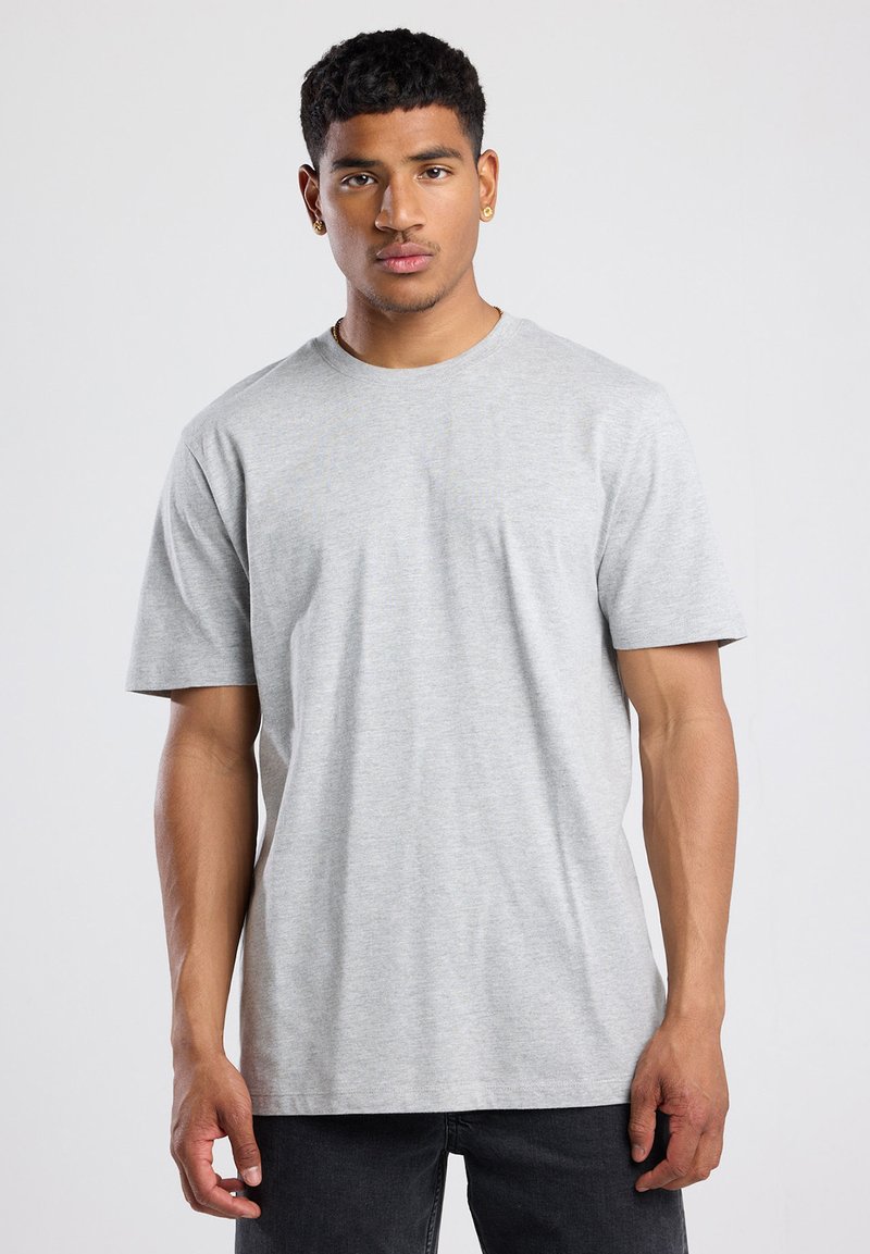 Graues T-Shirt mit kurzen Ärmeln aus weicher Baumwolle, das ein klassisches Rundhals-Design und eine lockere Passform aufweist, ohne Muster oder Verzierungen.