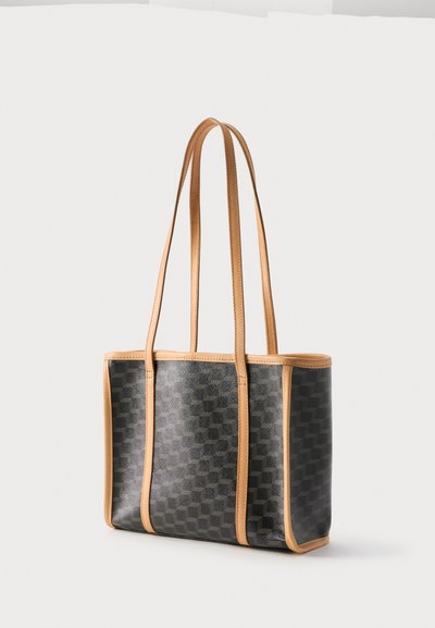 Μαύρη και γκρι καρό τσάντα ώμου με μακριά ταμπά δερμάτινα χερούλια και περιμετρικό φινίρισμα, όρθια σε ανοιχτό φόντο.