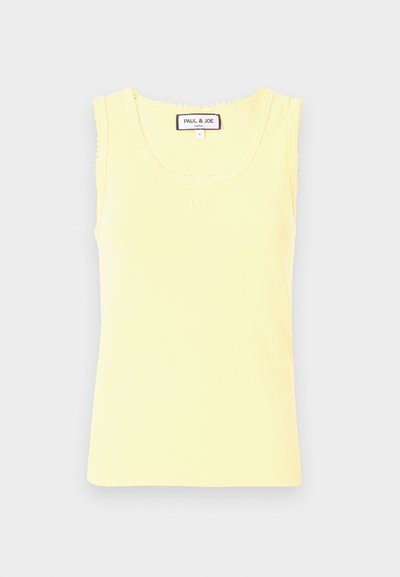 Gelbes geripptes Tanktop mit Rundhalsausschnitt, gewellten Kanten und einem kleinen geprägten Logo in der Mitte. Aus weichem Stoff, kurze Ärmel.