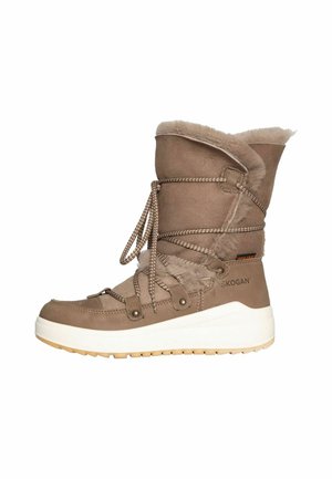 Bota de invierno marrón con forro de piel, cierre de cordones delantero, suela blanca gruesa y dibujo antideslizante, diseñada para clima frío.