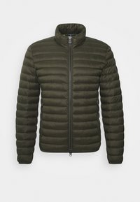 Olivgrüne Steppjacke mit hohem Kragen, horizontaler Steppung, seitlichen Reißverschlusstaschen und Reißverschlussverschluss. Glatte, leichte Stoffstruktur.