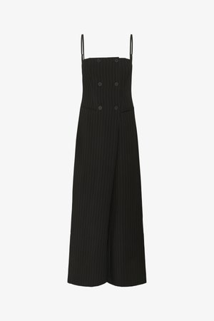 Schwarzer Jumpsuit mit dünnen Trägern, doppelter Knopfleiste, Nadelstreifenmuster, weitem Bein und zwei frontalen Taschen. Glatte Stofftextur.