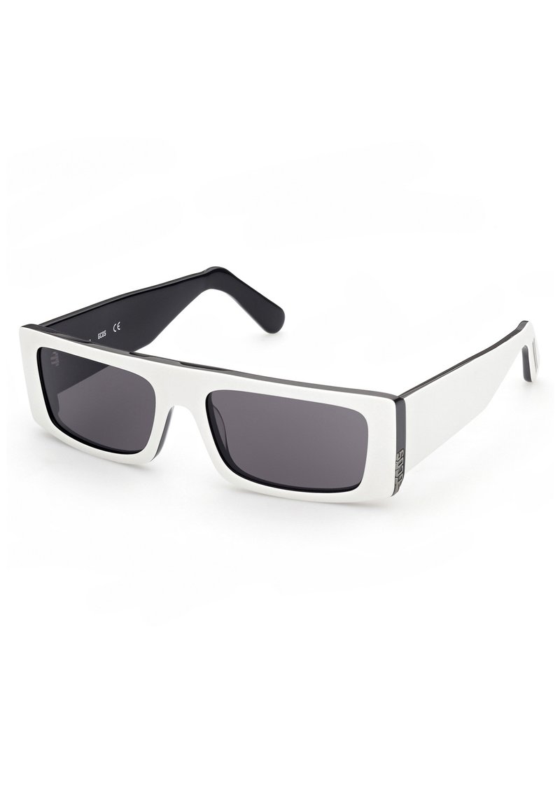 Occhiali da sole con forma rettangolare, montatura bianca e accenti neri. Lenti grigio scuro che offrono protezione UV. Superficie liscia e opaca.