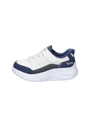 Baskets Skechers blanches et bleu marine à enfiler avec bride scratch, semelle coussinée et col rembourré pour le confort et le maintien.