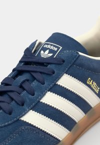 adidas Originals GAZELLE INDOOR - Sporta apavi - night indigo/off white/gold metallic