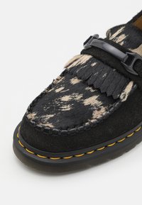 Dr. Martens ADRIAN SNAFFLE UNISEX - Polobotky - black/beige