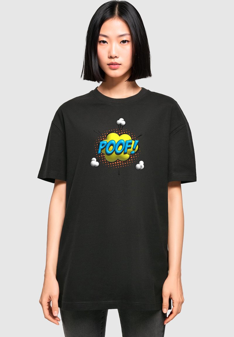 Sort bomulds T-shirt med et grafisk design, der har ordet "POOF!" i blå og en lys gul sky omgivet af hvide puff-detaljer.