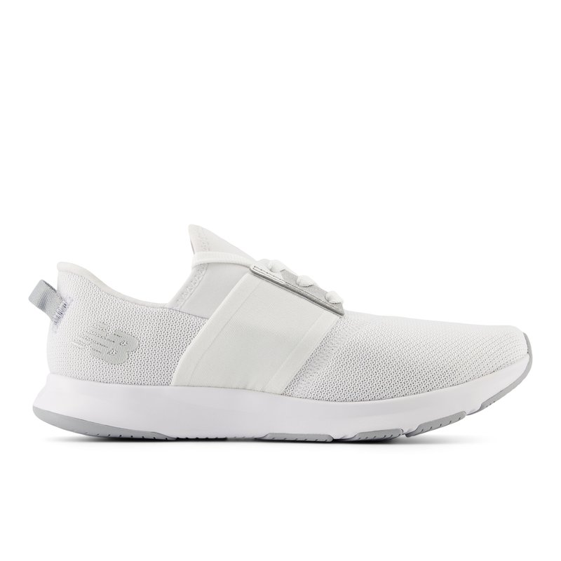 Zapatilla atlética blanca de malla con suela lisa, correa elástica en la parte media del pie y acentos texturizados. Marca sutil en el lateral.