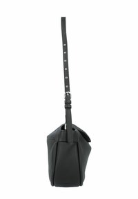 Borsa in pelle nera con forma arrotondata, superficie ruvida, tracolla regolabile e dettagli in metallo argentato. Design multi-funzionale adatto a vari usi.