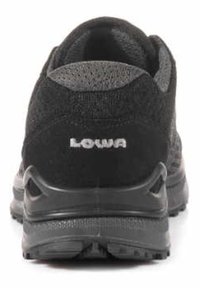 Schwarzer Sportschuh mit einem Obermaterial aus Mesh und strukturierten Akzenten. Verfügt über eine erhöhte Ferse und die "LOWA"-Markierung auf der Rückseite. Gummisohle sichtbar.