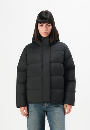 Schwarze Daunenjacke mit hohem Kragen und Kapuze, ausgestattet mit einem gesteppte Design mit horizontalen Nähten. Der Stoff wirkt glatt und leicht glänzend.