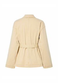Veste en denim beige avec taille ceinturée, manches longues et col ; présente une texture unie et un design minimaliste. Vue arrière affichée.