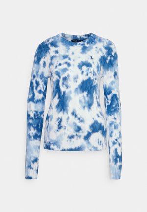 Pull en maille tie-dye bleu et blanc à manches longues, col rond, avec petit logo Polo brodé sur la poitrine.