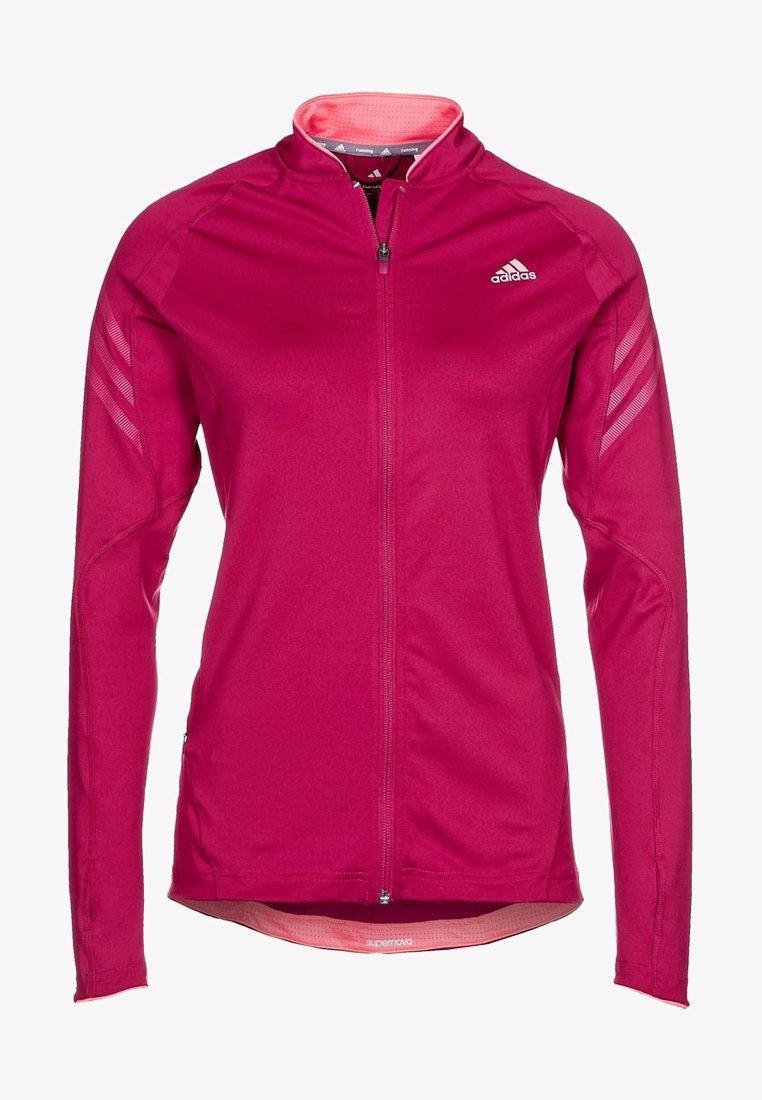 Giacca sportiva fucsia con cerniera completa, collo alla coreana e maniche lunghe. Presenta tre strisce bianche su ogni spalla e tessuto testurizzato.