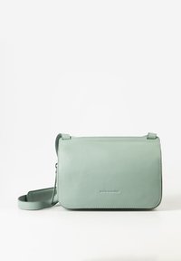 Mintgrüne Leder-Umhängetasche mit glatter Textur, rechteckiger Form, Klappe oben und verstellbarem Trageriemen. Minimalistisches Design mit geprägtem Logo.