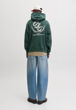 Jack & Jones, HOODIE BACKPRINTET HOODIE - Sweat à capuche - pine grove