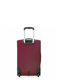 Valigia rigida in tessuto bordeaux con dettagli in plastica nera, manico estensibile e quattro ruote girevoli per stabilità e mobilità.