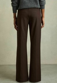 Reiss REGULAR FIT - CLAUDE HIGH RISE FLARED  - Housut - chocolate brown