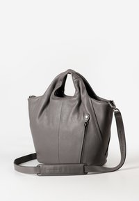Graue, strukturierte Lederhandtasche mit kurzem Griff, einer Vordertasche mit Reißverschluss und abnehmbarem Schulterriemen auf einem weißen Hintergrund.