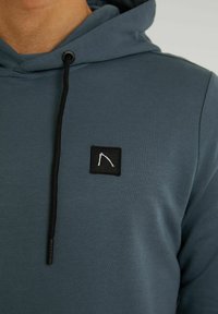CHASIN' Jersey con capucha - blue