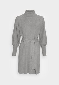 Graues, geripptes Rollkragenkleid mit langen, puffigen Ärmeln und einem gebundenen Taillenzug. Verfügt über einen seitlichen Schlitz für Bewegungsfreiheit und hat eine weiche, strukturierte Oberfläche.