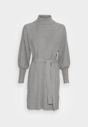 Grijze, geribbelde turtleneck jurk met lange, opgeblazen mouwen en een strik taille. Heeft een zijsplit voor beweging en een zachte, gestructureerde afwerking.