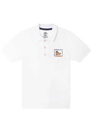Biała koszulka polo z krótkim rękawem, trzema guzikami oraz naszywką z logo Timberland przedstawiającą but na lewej piersi.