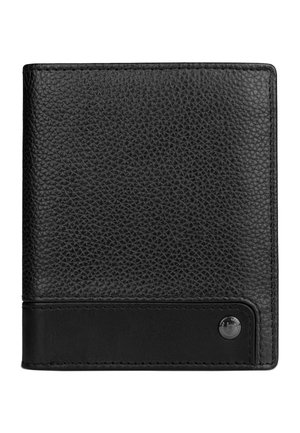 Cartera negra de piel texturizada con doble pliegue, tira de piel lisa y pequeño emblema metálico de la marca en la esquina inferior derecha.