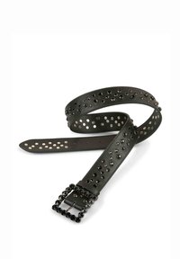 Cintura in pelle nera caratterizzata da borchie metalliche di varie dimensioni, una fibbia rettangolare con gioielli e una superficie liscia con finitura lucida.