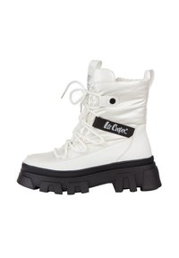 Białe, wyściełane botki za kostkę z czarną gumową podeszwą, sznurowanym przodem i czarną wstążką z logo "Lee Cooper". Teksturowane akcenty z materiału dodają szczegółów.