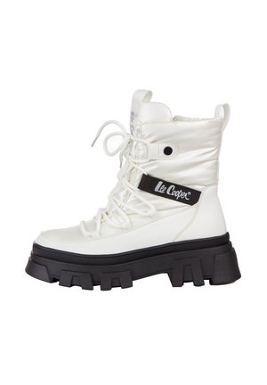 Bottines blanches rembourrées avec une semelle en caoutchouc noire, fermeture lacée à l'avant, et une bande noire arborant le logo "Lee Cooper". Des accents en tissu texturé ajoutent des détails.
