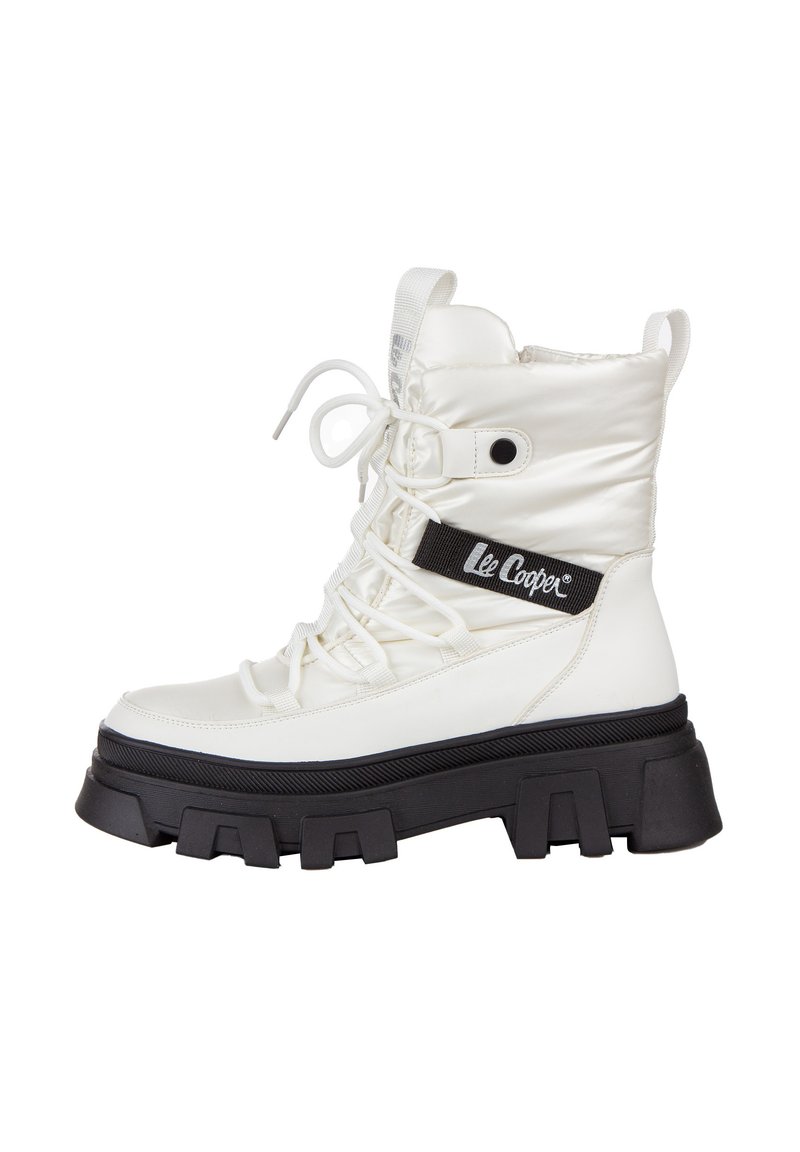 Białe, wyściełane botki za kostkę z czarną gumową podeszwą, sznurowanym przodem i czarną wstążką z logo "Lee Cooper". Teksturowane akcenty z materiału dodają szczegółów.