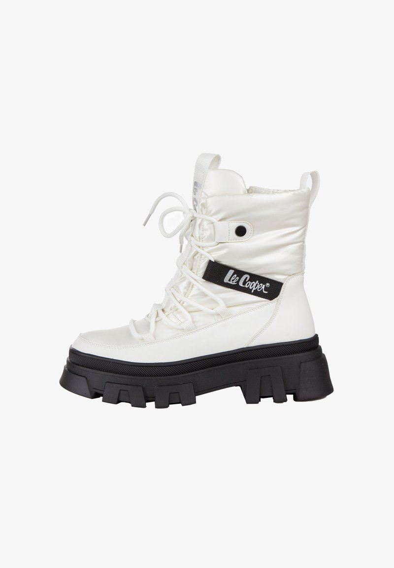 Białe, wyściełane botki za kostkę z czarną gumową podeszwą, sznurowanym przodem i czarną wstążką z logo "Lee Cooper". Teksturowane akcenty z materiału dodają szczegółów.