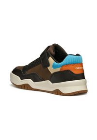 Baskets marron et noires avec un accent en maille bleue et des détails orange, dotées d'une tige en cuir texturé et d'une sangle Velcro, sur une semelle intermédiaire blanche.