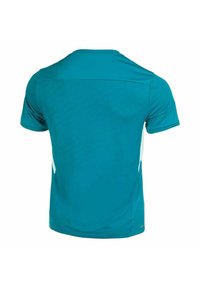 Camiseta atlética turquesa de manga corta y cuello redondo; presenta acentos blancos en los laterales y un acabado de tela texturizada.