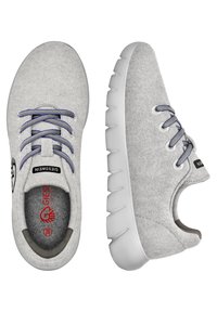 Šedé sportovní tenisky s kontrastními modrými tkaničkami, zakulaceným tvarem, textured povrchem a bílou gumovou podrážkou s hlubokými drážkami.