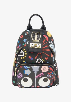 Mini zaino nero con stampe colorate e giocose di cartoni animati, grandi occhi sulla tasca frontale e una chiusura dorata a forma di orecchie da coniglio sulla patta superiore.