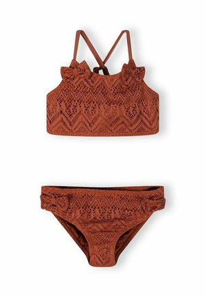 Dwuczęściowy bikini w kolorze rdzy z koronkową fakturą, z falbankami na górze i małymi kokardkami po bokach dołu.
