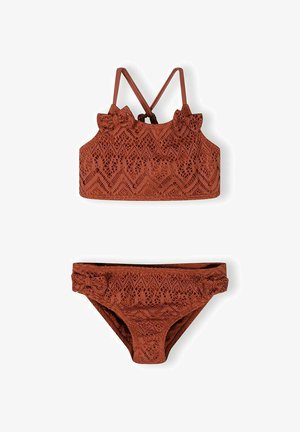 Roostevärvi kaheosa bikiin pitsilise tekstuuriga, millel on ülalt volangid ja alumise osa külgedel väikesed paelad.