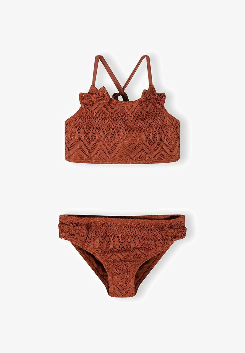 Bikini deux pièces couleur rouille avec texture en dentelle, comprenant des détails à volants sur le haut et de petits nœuds sur les côtés du bas.
