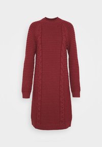 Robe tricotée rouge avec une texture côtelée, présentant des détails en tricot torsadé sur les côtés, des manches longues et un col rond.