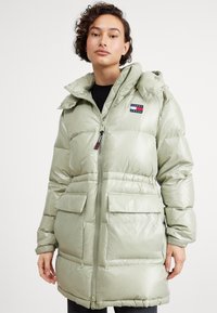 Tommy Jeans ALASKA PUFFER - Abrigo de plumas - faded willow