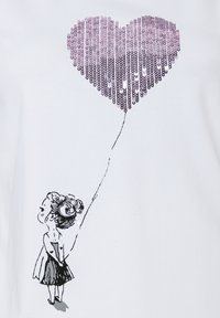 Witte T-shirt met een gedrukt ontwerp van een meisje dat een hartvormige ballon vasthoudt, versierd met paarse pailletten en minimale details.