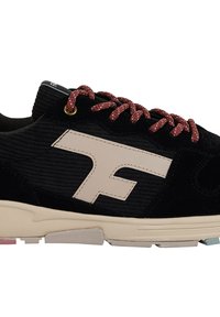 Schwarze Wildleder-Sneaker mit einer strukturierten Fläche, cremefarbenem Logo-Akzent und ziegelroten Schnürsenkeln. Verfügt über eine klobige cremefarbene Zwischensohle und eine mehrfarbige Außensohle.