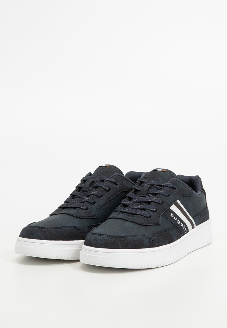 Zapatillas deportivas azul marino con parte superior de textil suave, que cuentan con franjas y marca blancas en el lateral, y una suela de goma blanca.