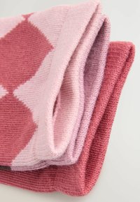 Sciarpa in maglia in diverse tonalità di rosa, con un motivo a diamante. Texture morbida con bordi arrotolati e finitura liscia.