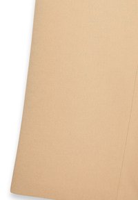 Échantillon de tissu beige avec une texture lisse ; poids moyen ; présente un motif de chevron subtil ; les bords sont bien finis.